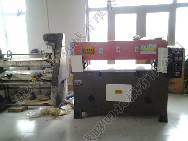 吸塑专用精密四柱裁断机背面图片